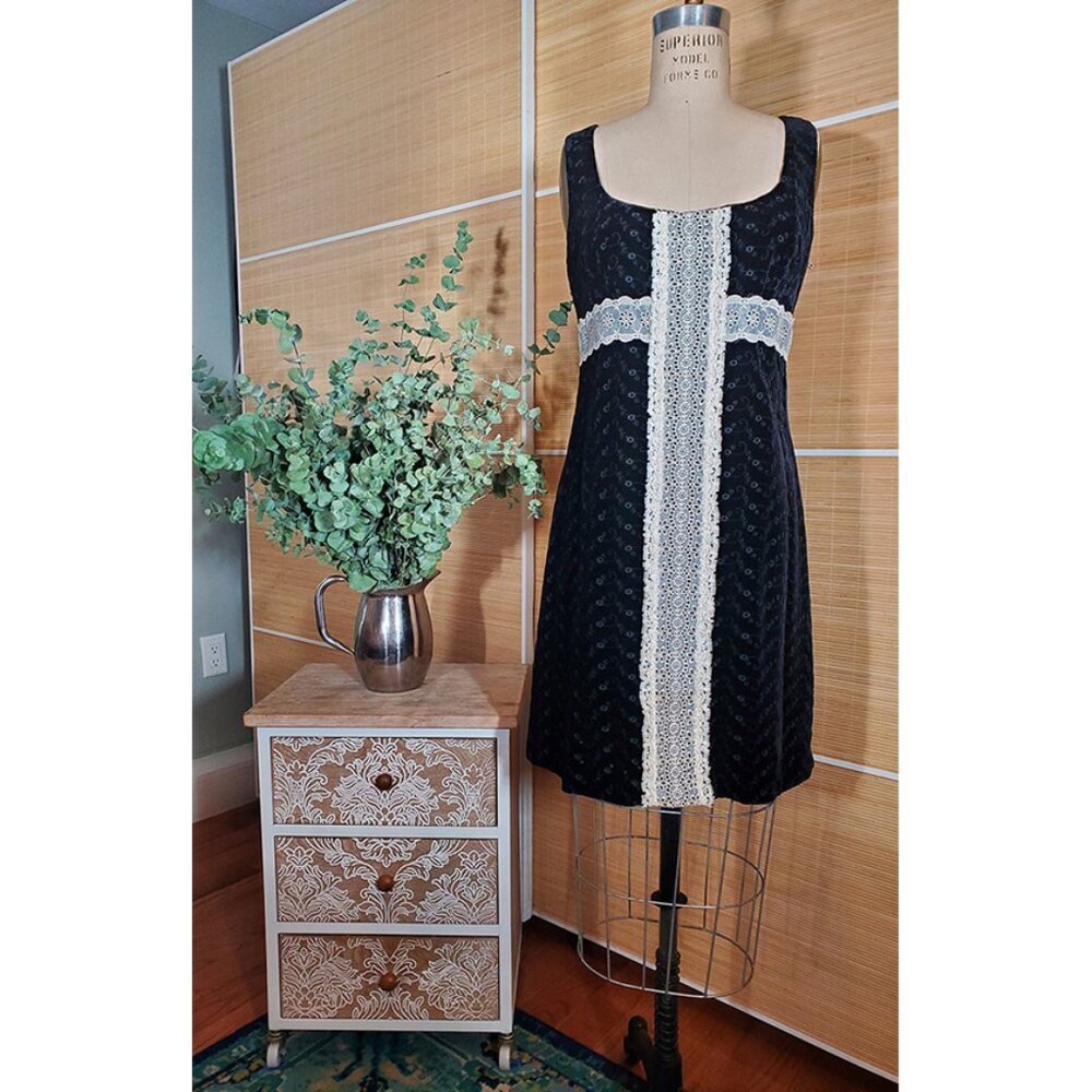 Nearly NWT Vintage Nanette Lepore Embroidered Velvet Cocktail Mini dress size 6